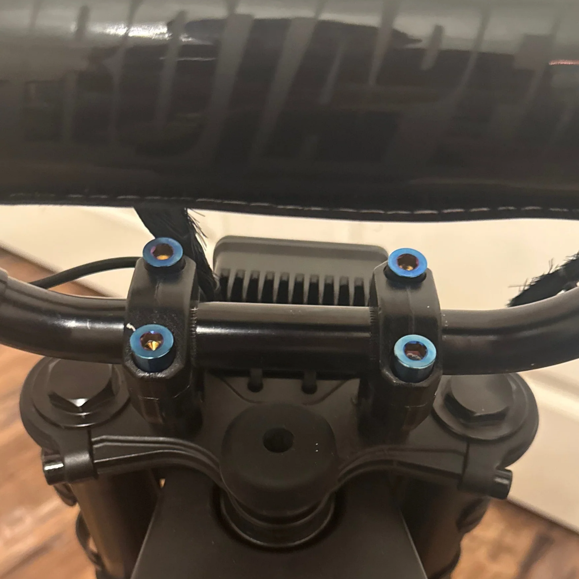 Tuttio direct mount bolts
